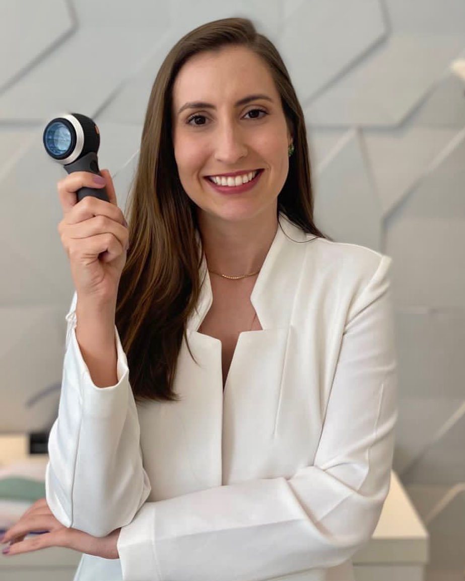 Dra. Jéssica Maksoud segurando o dermatoscópio usado no mapeamento digital
